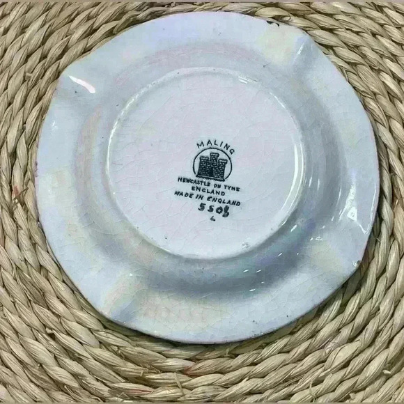 Maling English Newcastle Ashtray with Gold Accents on Lavender  Colour Flowers - Picture 5 of 5